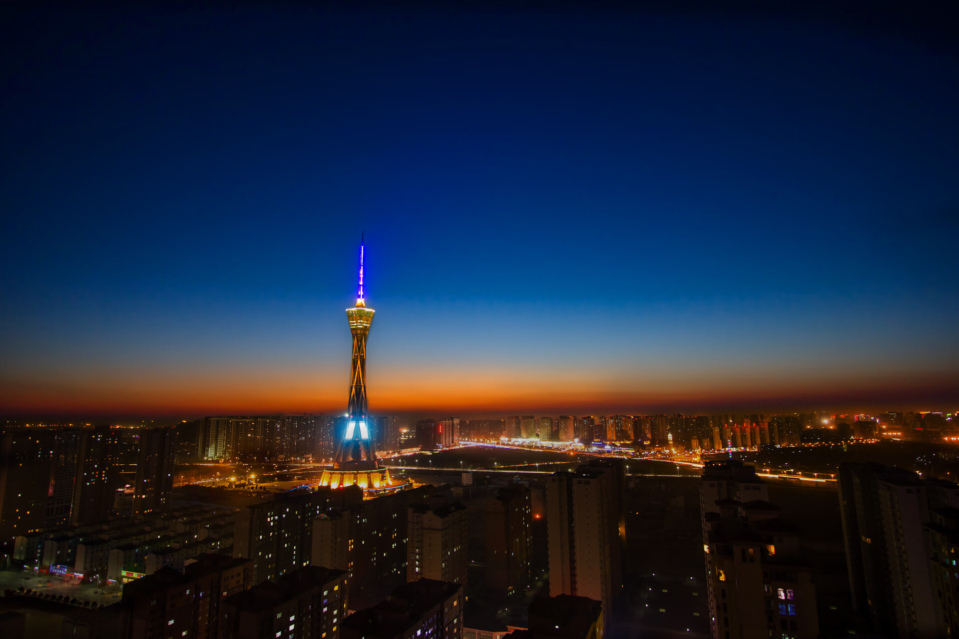 星空体育官网下载-激烈对抗不断，场上气氛瞬间升温，激烈的对抗英文